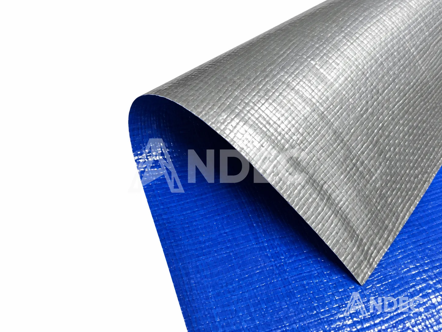 Manta de tarflex 50 × 50 m · manta de tarflex con cara azul y cara plata, doblada en la esquina