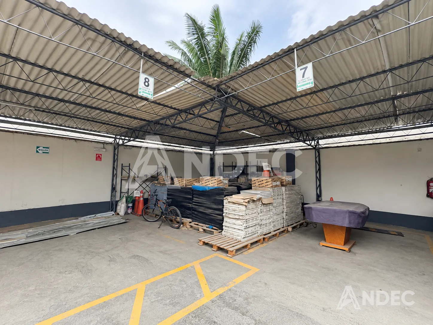 La bahía antes del cerramiento, con los materiales de Comsatel apilados a la vista