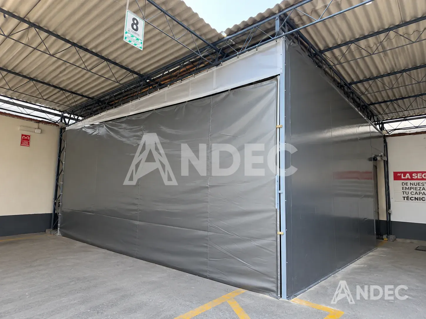 Almacén cerrado con lona PVC aluminizada de 610 gr/m² bajo techo existente, Comsatel