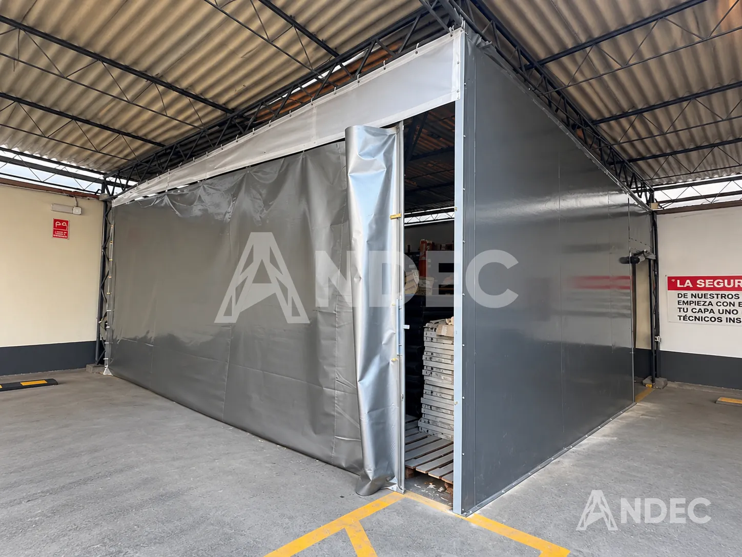 Almacén en lona PVC aluminizada con puerta corrediza abierta, Comsatel