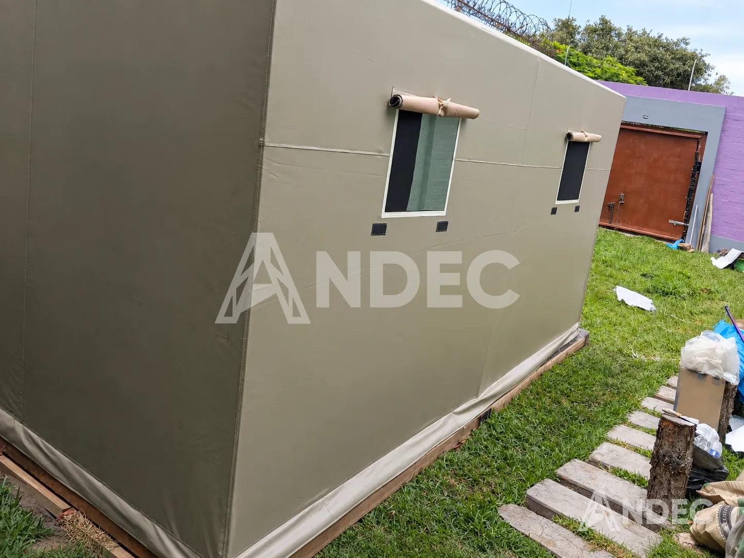 Lateral de la carpa dos aguas con dos ventanas de malla mosquitera y cortinas enrollables