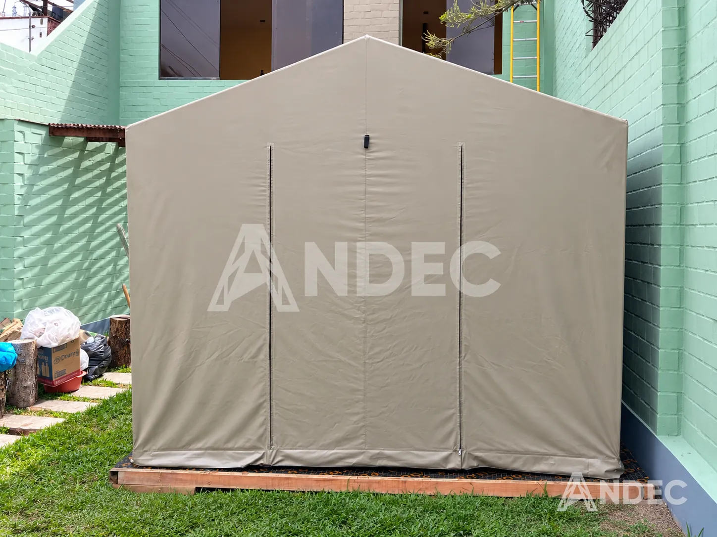 Frente de la carpa dos aguas cerrada con puerta de cierre, montada sobre plataforma elevada