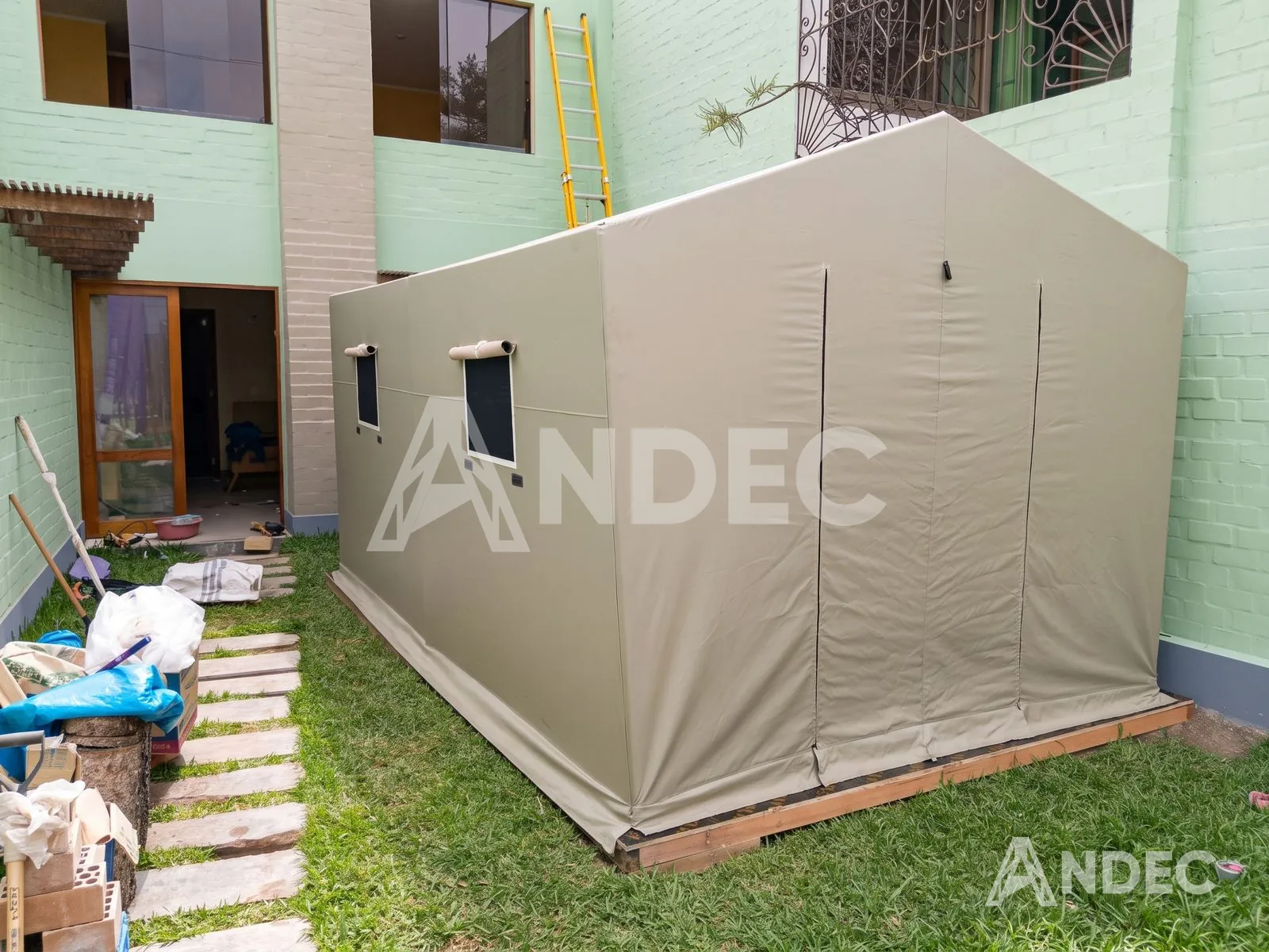Obra: Carpa modelo dos aguas con plataforma elevada