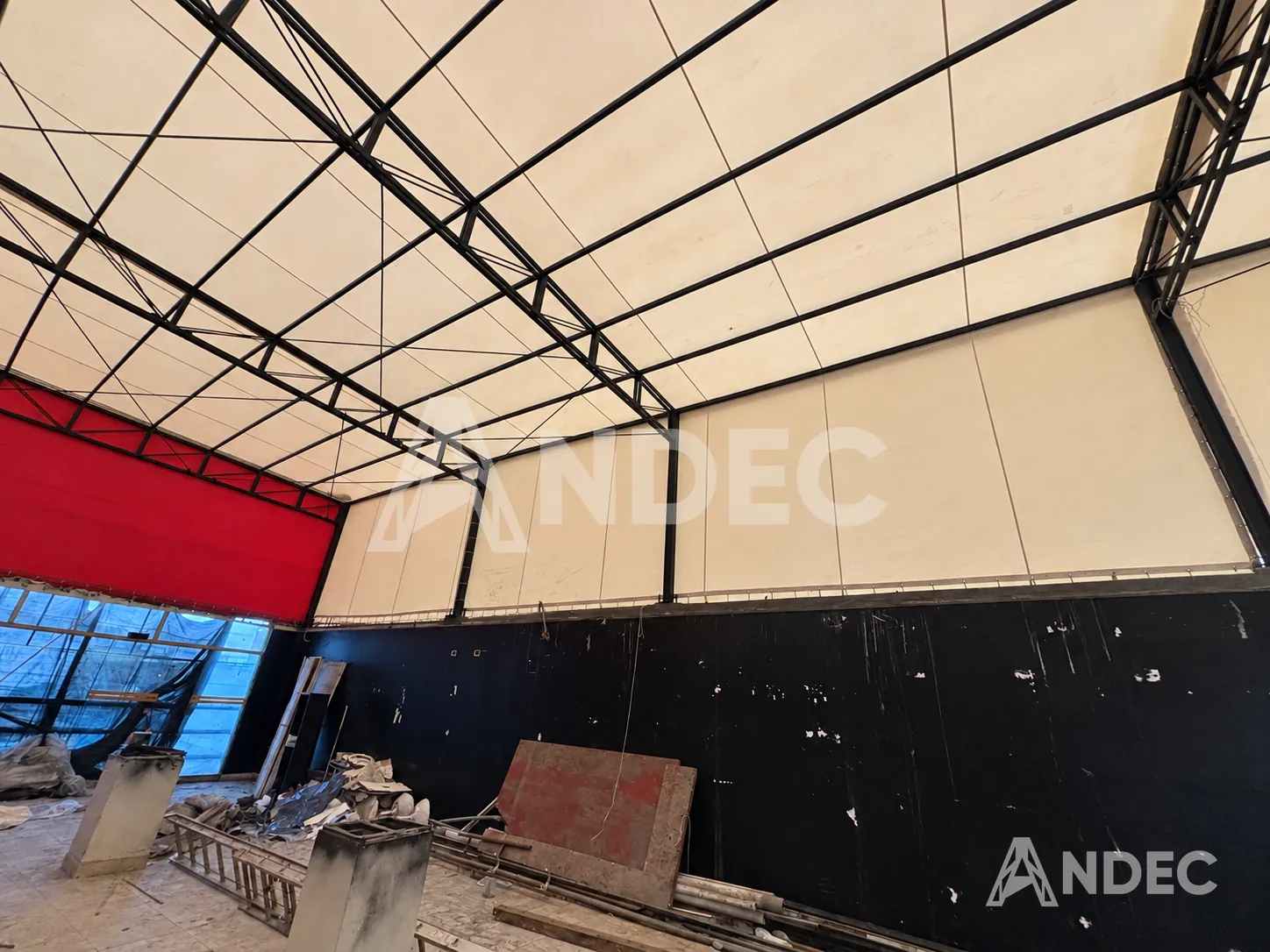 Detalle del techo de lona PVC blanca tensada entre las vigas metálicas del almacén
