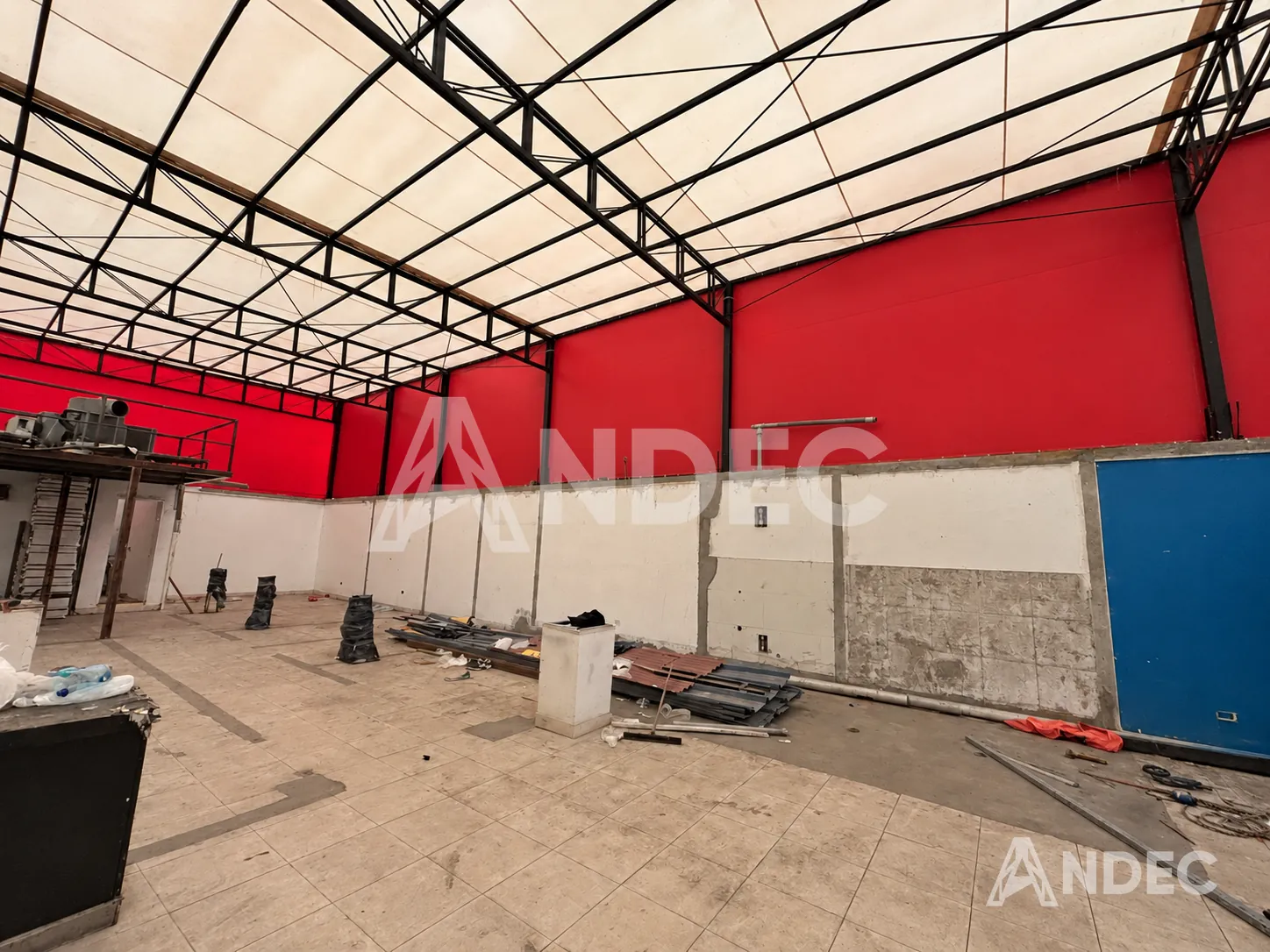 Estructura metálica del almacén con la cobertura de lona PVC vista desde el interior
