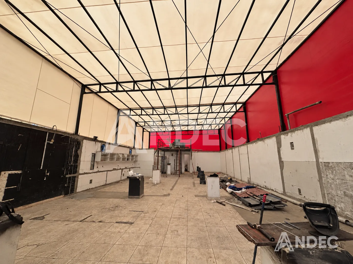 Nave de almacén cubierta de lado a lado con lona PVC, sin columnas intermedias
