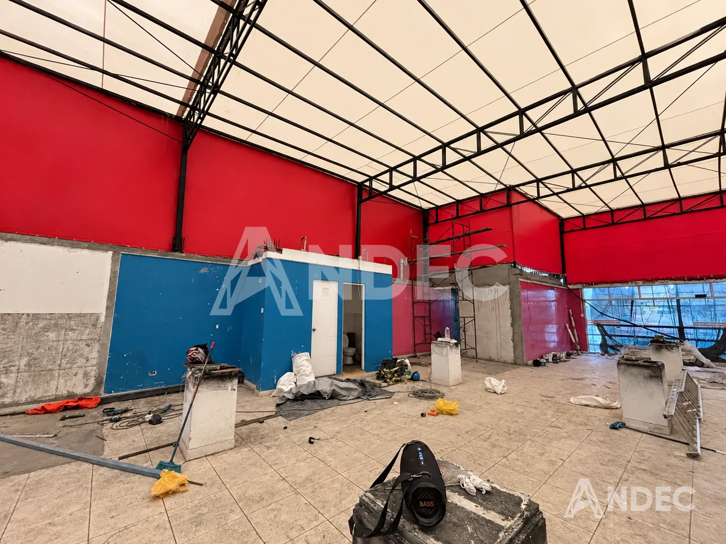 Interior de almacén de 656 m² cubierto con lona PVC bicolor, listo para operar