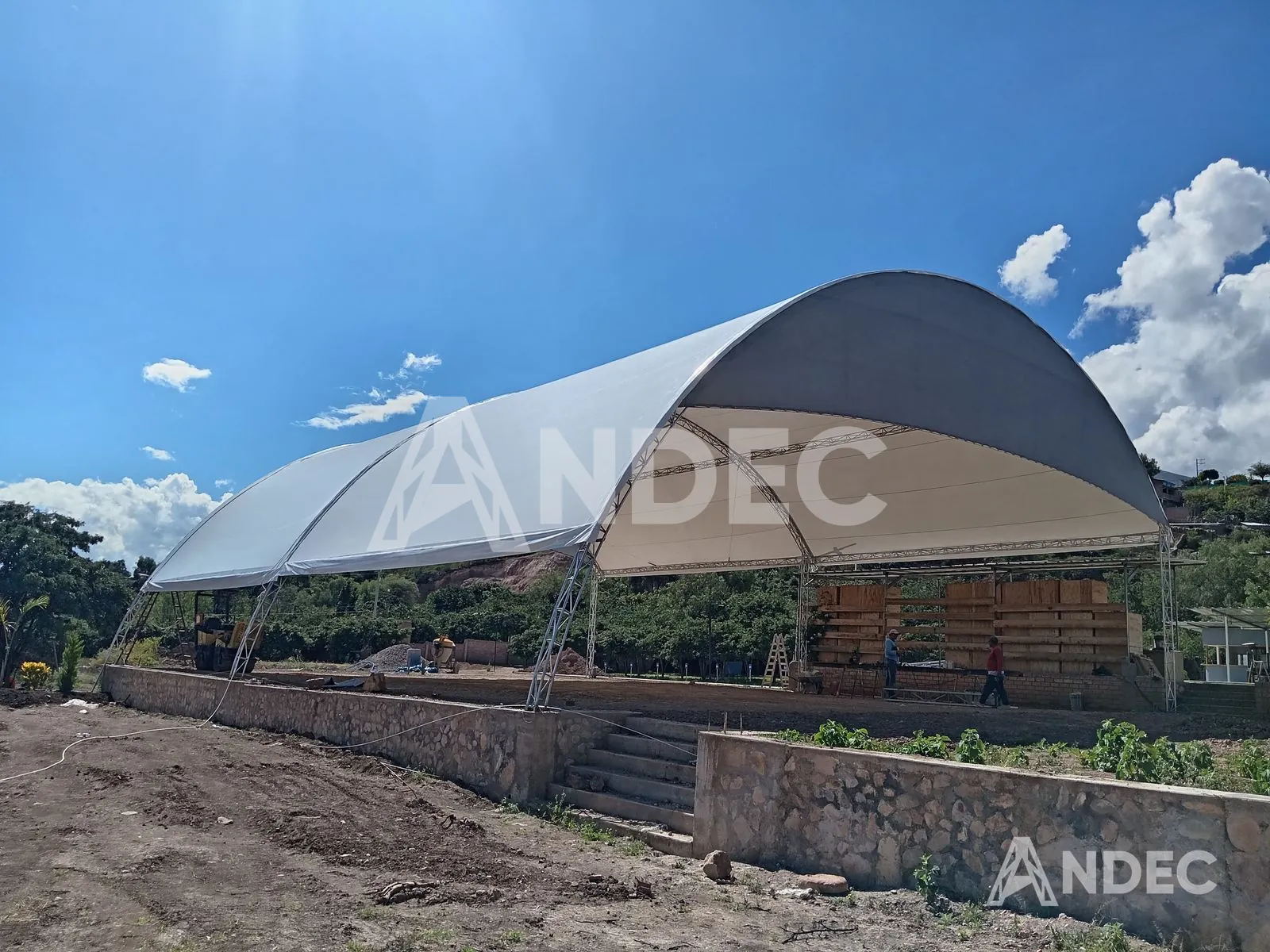 Cobertura parabólica de 483 m² en lona PVC de 780 gr/m² sobre arcos metálicos, club campestre en Huanta