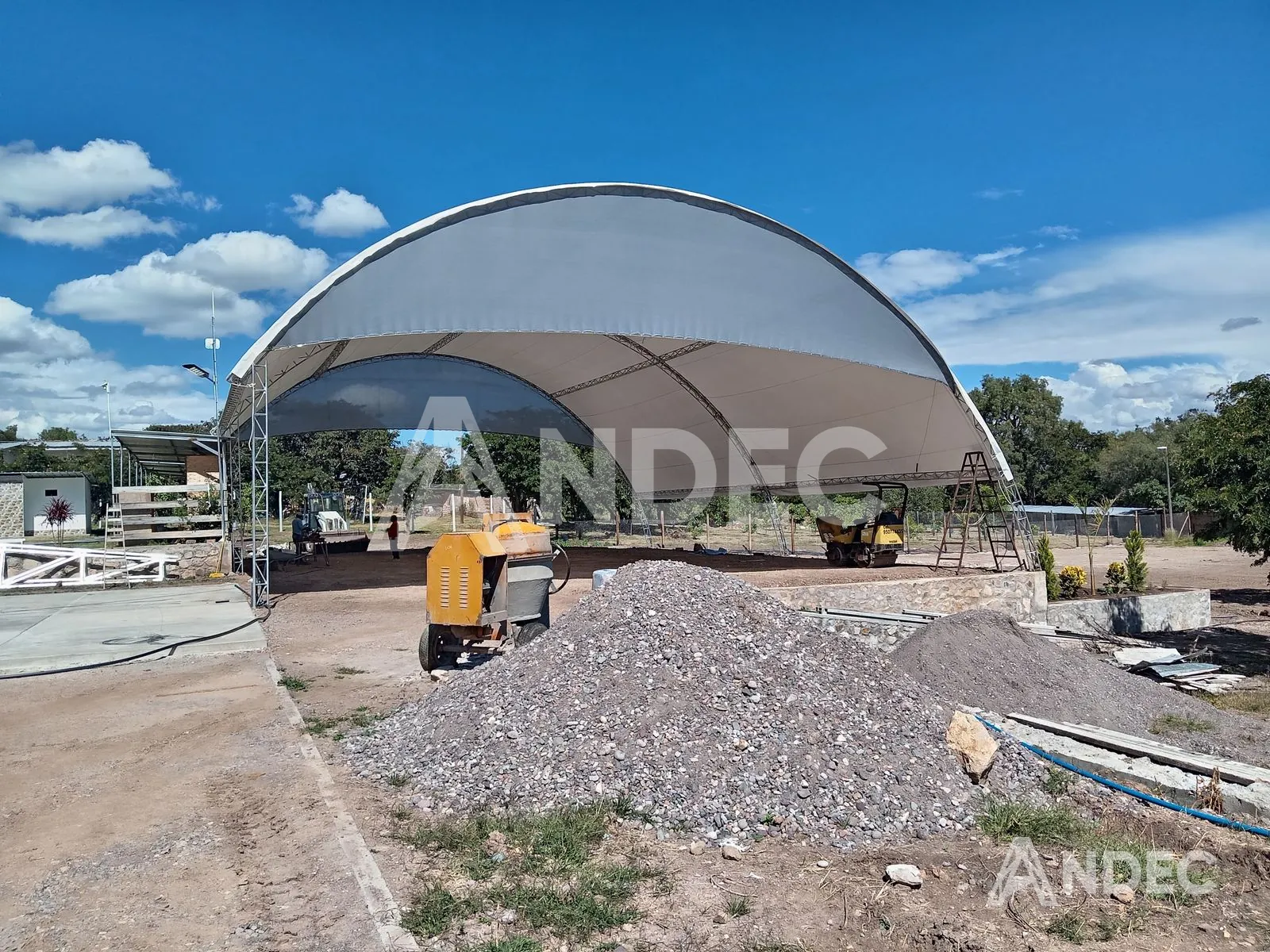 Cobertura parabólica en lona PVC de 780 gr/m² sobre arcos metálicos en Huanta, Ayacucho