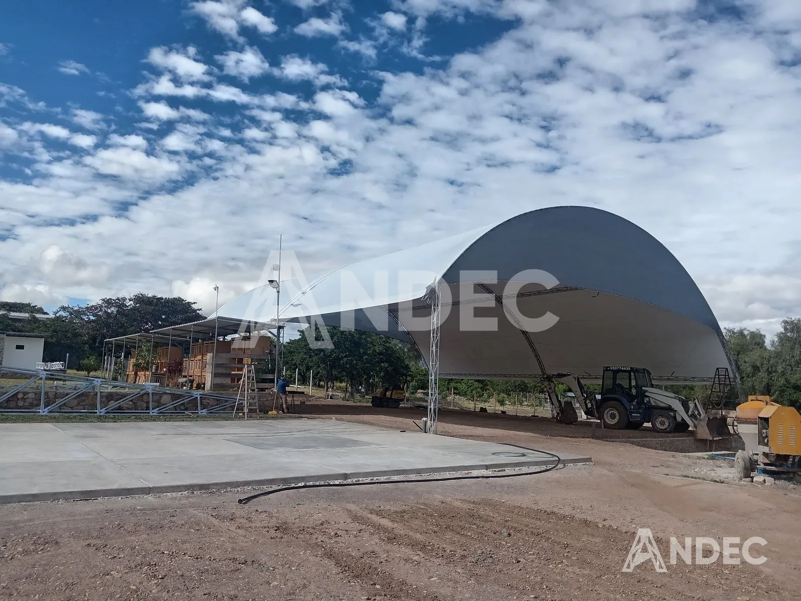 Vista general de la cobertura parabólica terminada en el club campestre, con maquinaria de obra al lado