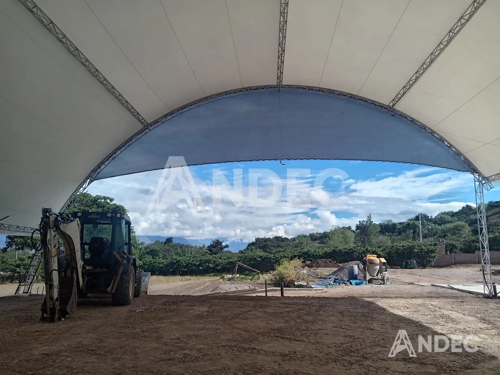 Interior de la cobertura parabólica: la lona PVC tensada vista desde abajo, con el paisaje de Huanta al fondo