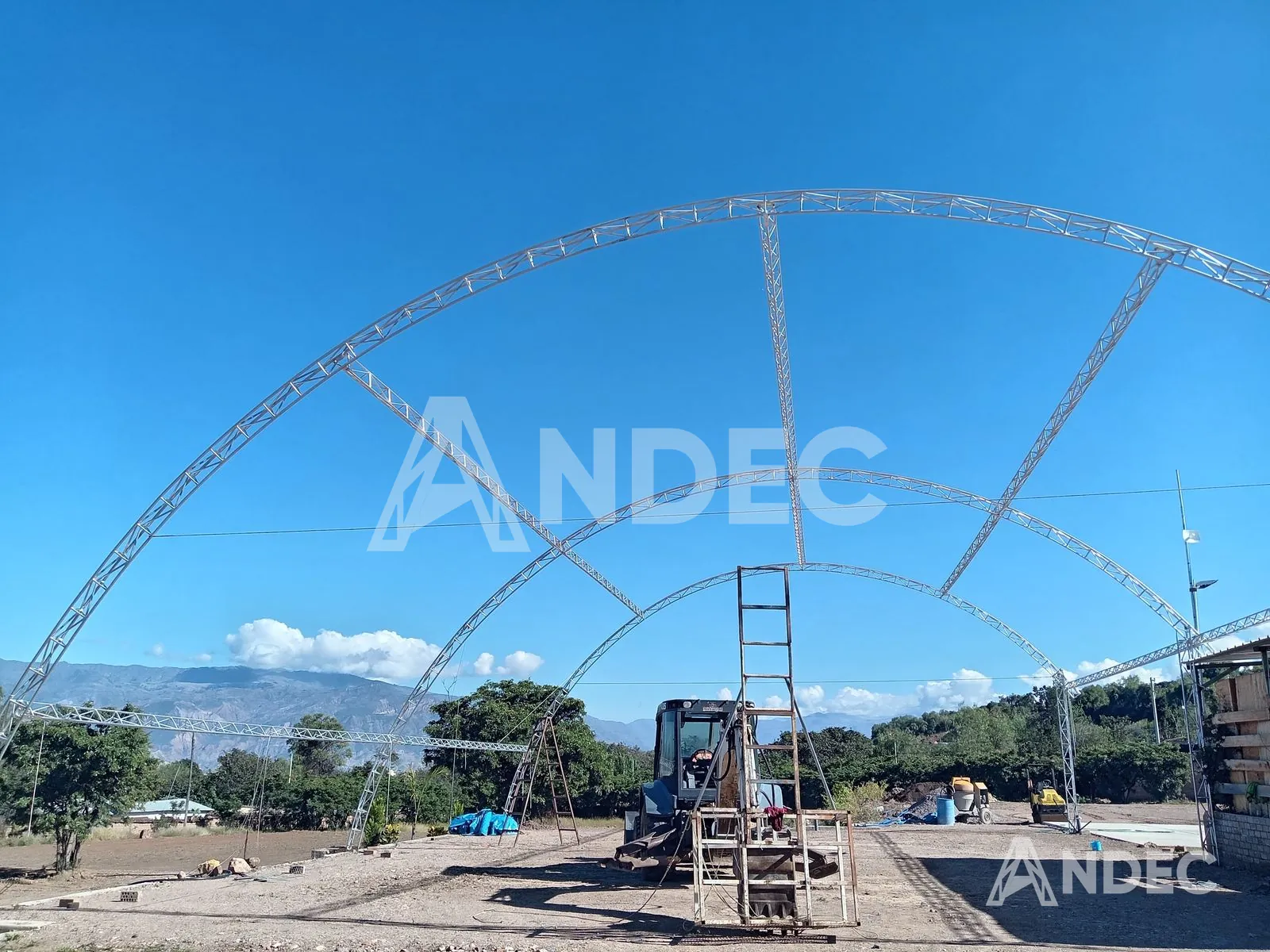 Arcos metálicos reticulados de la cobertura parabólica durante el montaje, antes de tensar la lona