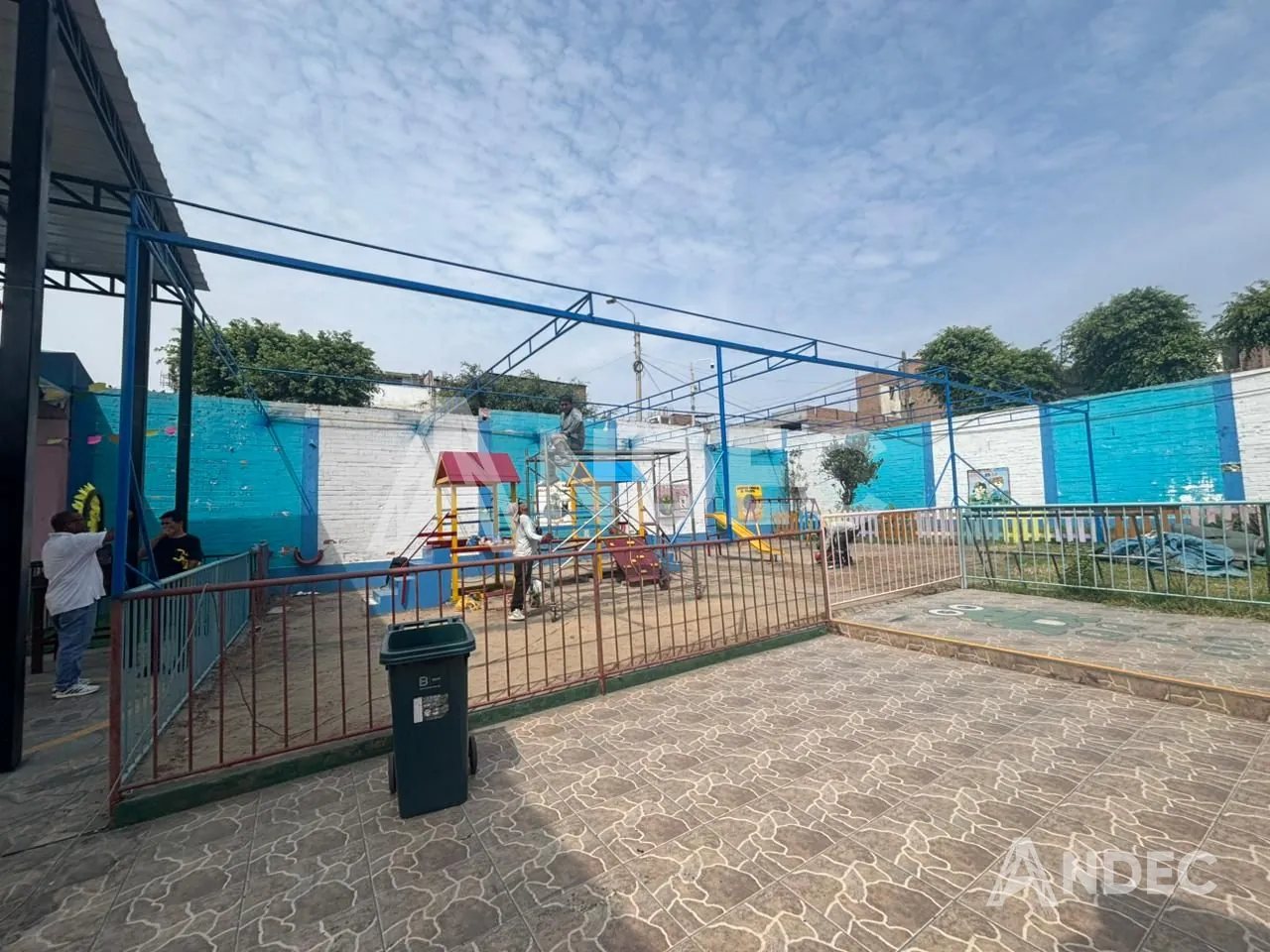 Estructura metálica de la cobertura montada sobre el patio, antes de colocar la lona