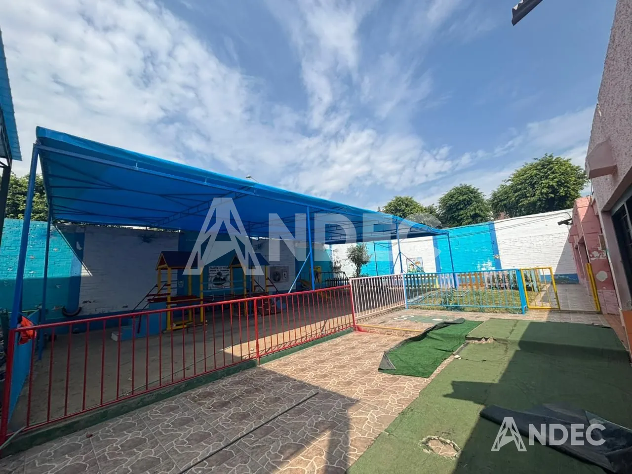 Toldo fijo de lona PVC azul sobre el patio de un colegio en el Callao