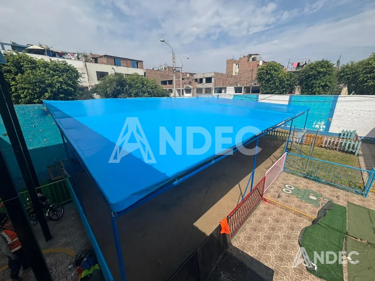 Cobertura de patio escolar de 175 m² en lona PVC azul de 780 gr/m², colegio Miguel Grau en el Callao