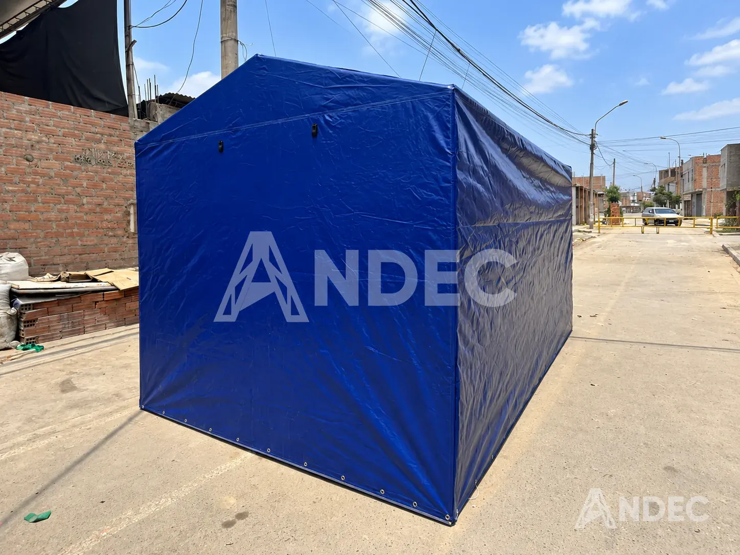 Frente de la carpa en tarflex con puerta de cierre y ojales metálicos en la base para el amarre