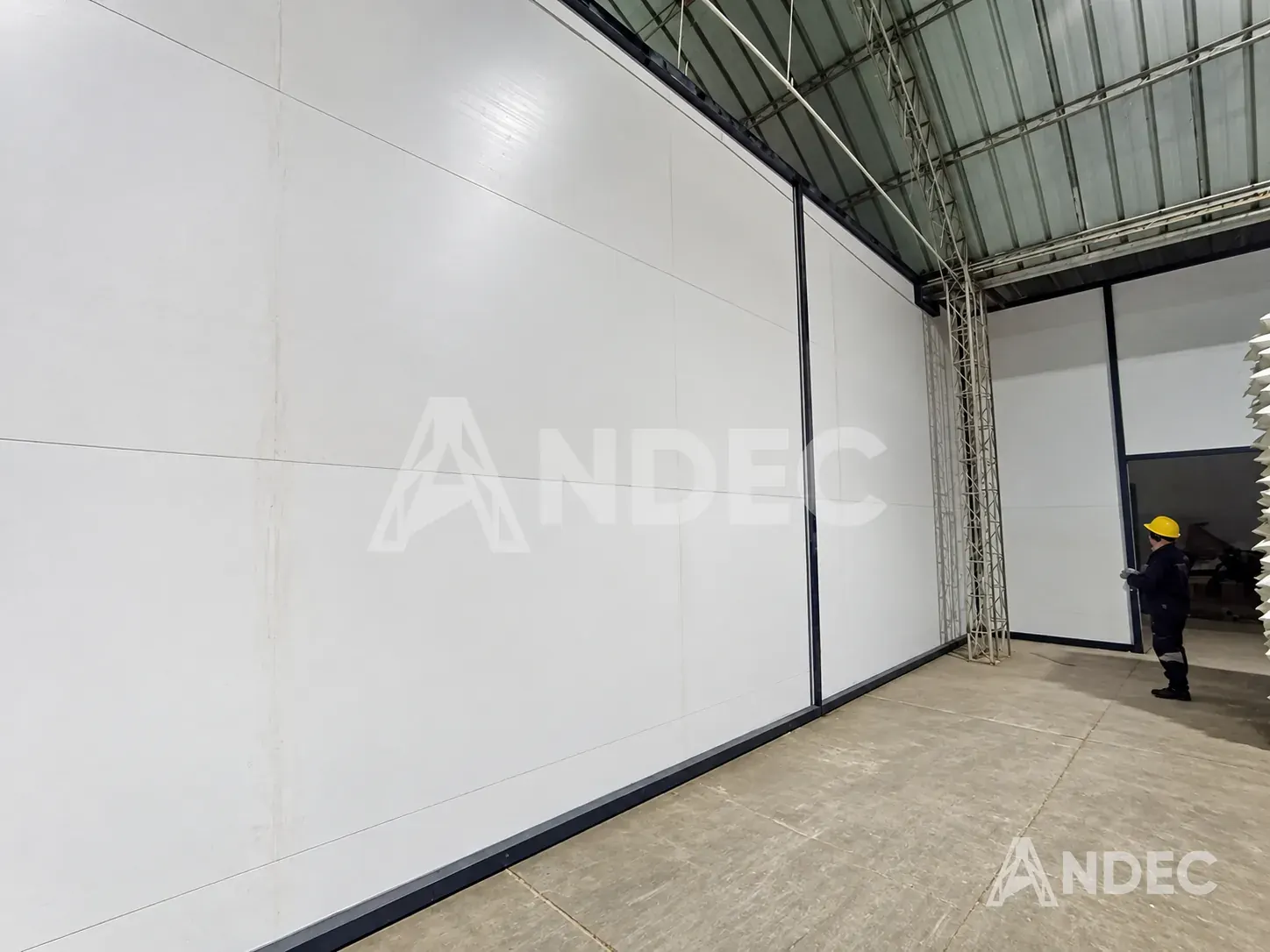 Pared lateral en lona PVC blanca de 610 g/m² sobre bastidor metálico en un almacén de granos