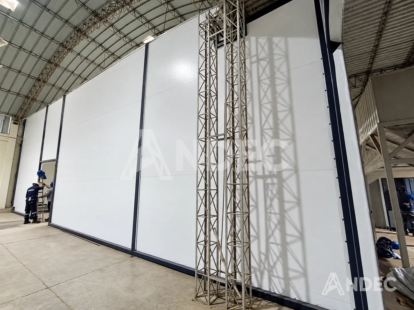 Paños de lona PVC blanca fijados junto a una columna de celosía del almacén agroindustrial