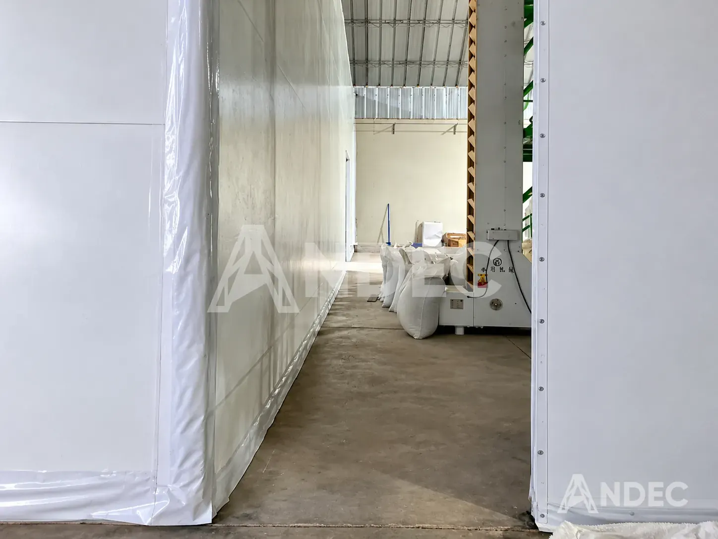 Pasillo entre paredes de lona PVC blanca con las uniones selladas y el faldón inferior
