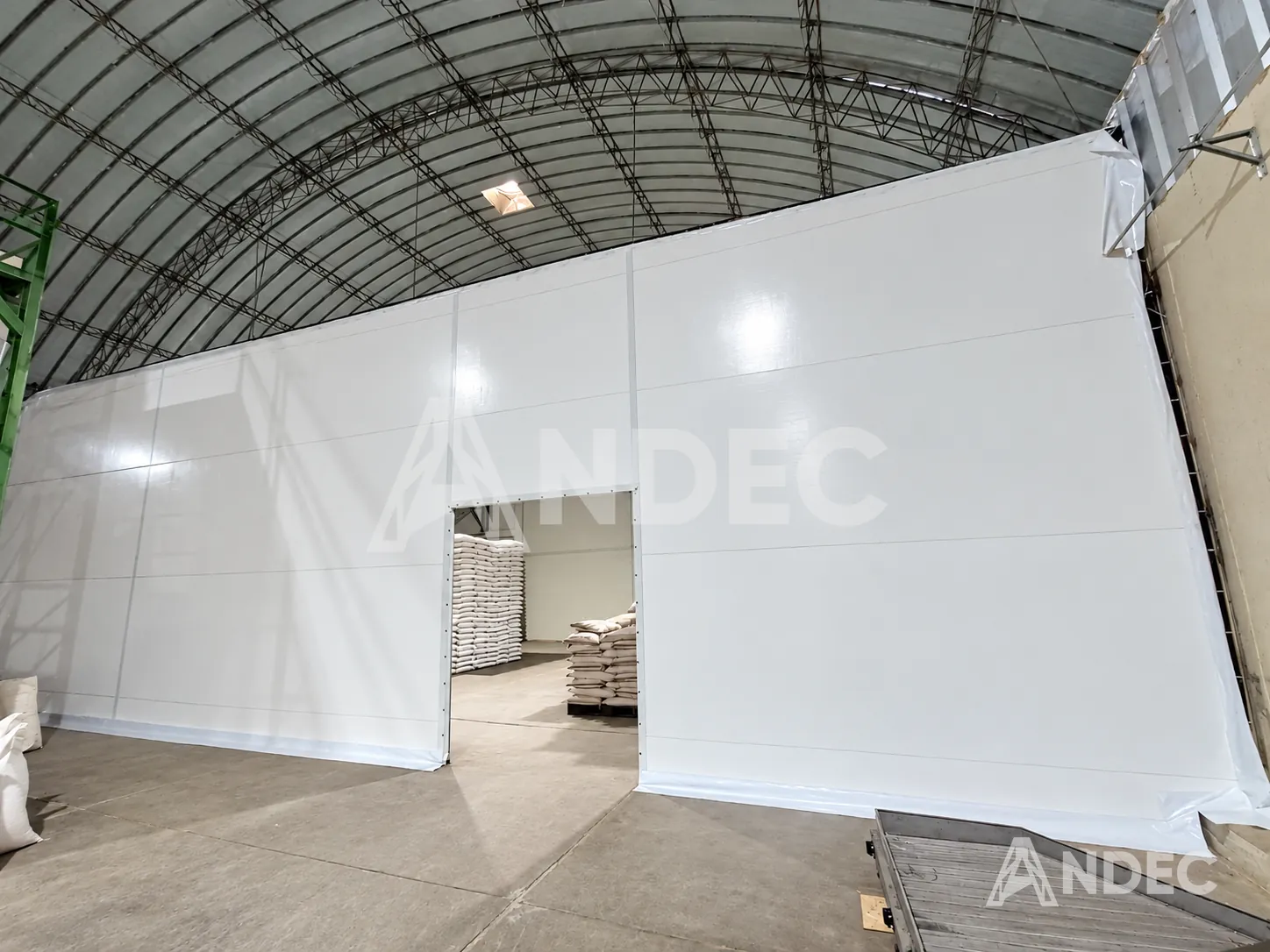 Paredes laterales en lona PVC blanca de 610 gr/m² en un almacén de granos en Chepén