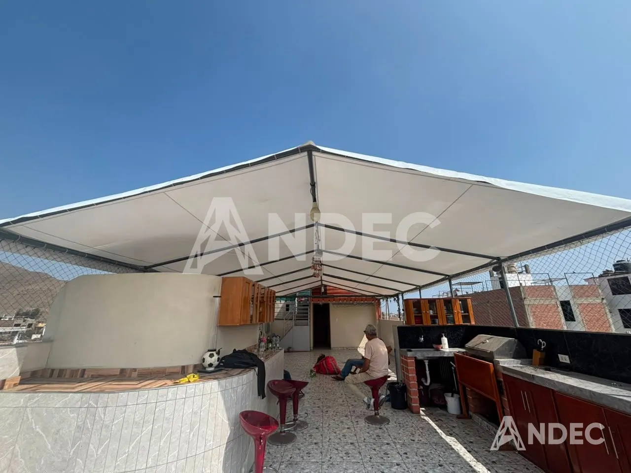 Terraza bajo un toldo a dos aguas en lona PVC blanca de 610 gr/m² en Lima
