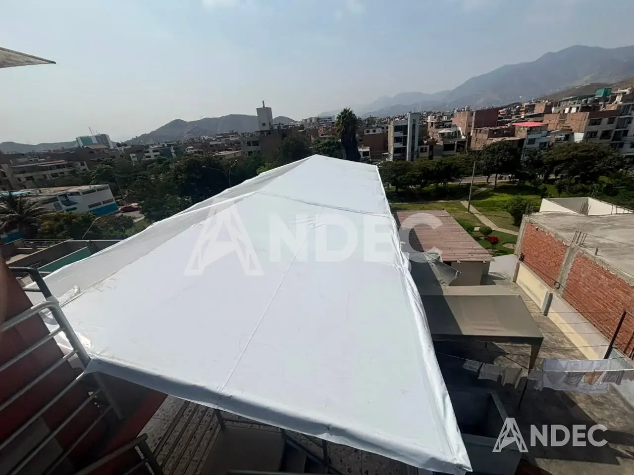 Toldo a dos aguas de 74 m² en lona PVC blanca de 610 gr/m² sobre una terraza en Lima