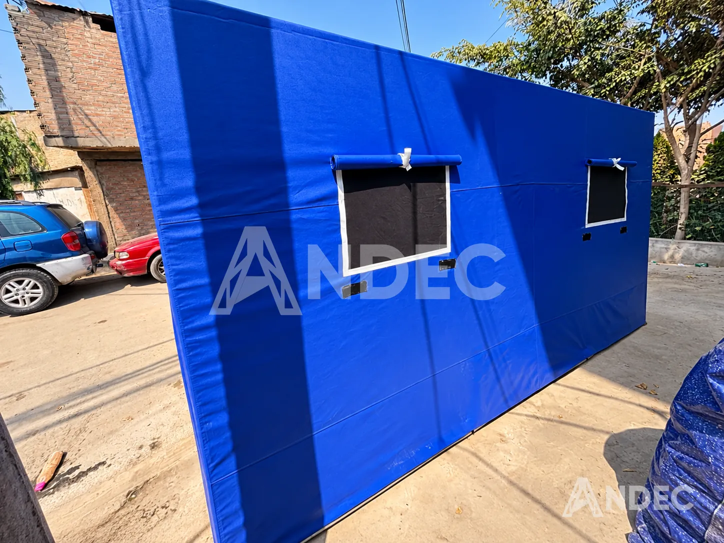 Carpa dos aguas en lino impermeable azul de 4 × 5 m, lateral con dos ventanas