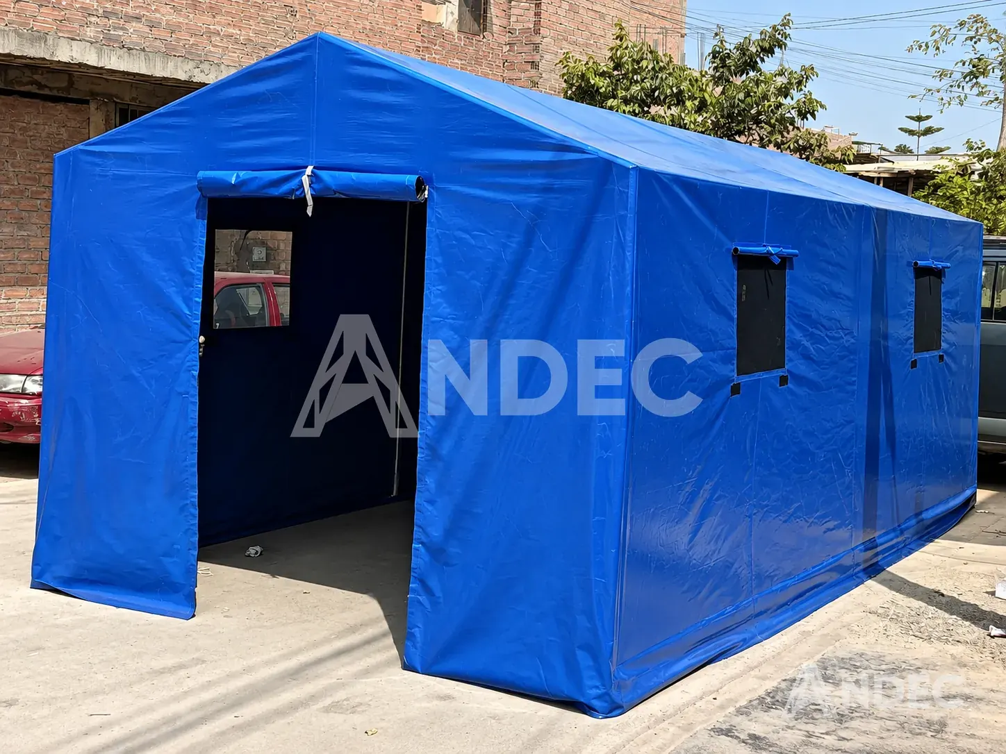 Carpa dos aguas en lino impermeable azul de 4 × 4 m con la puerta abierta y ventanas laterales