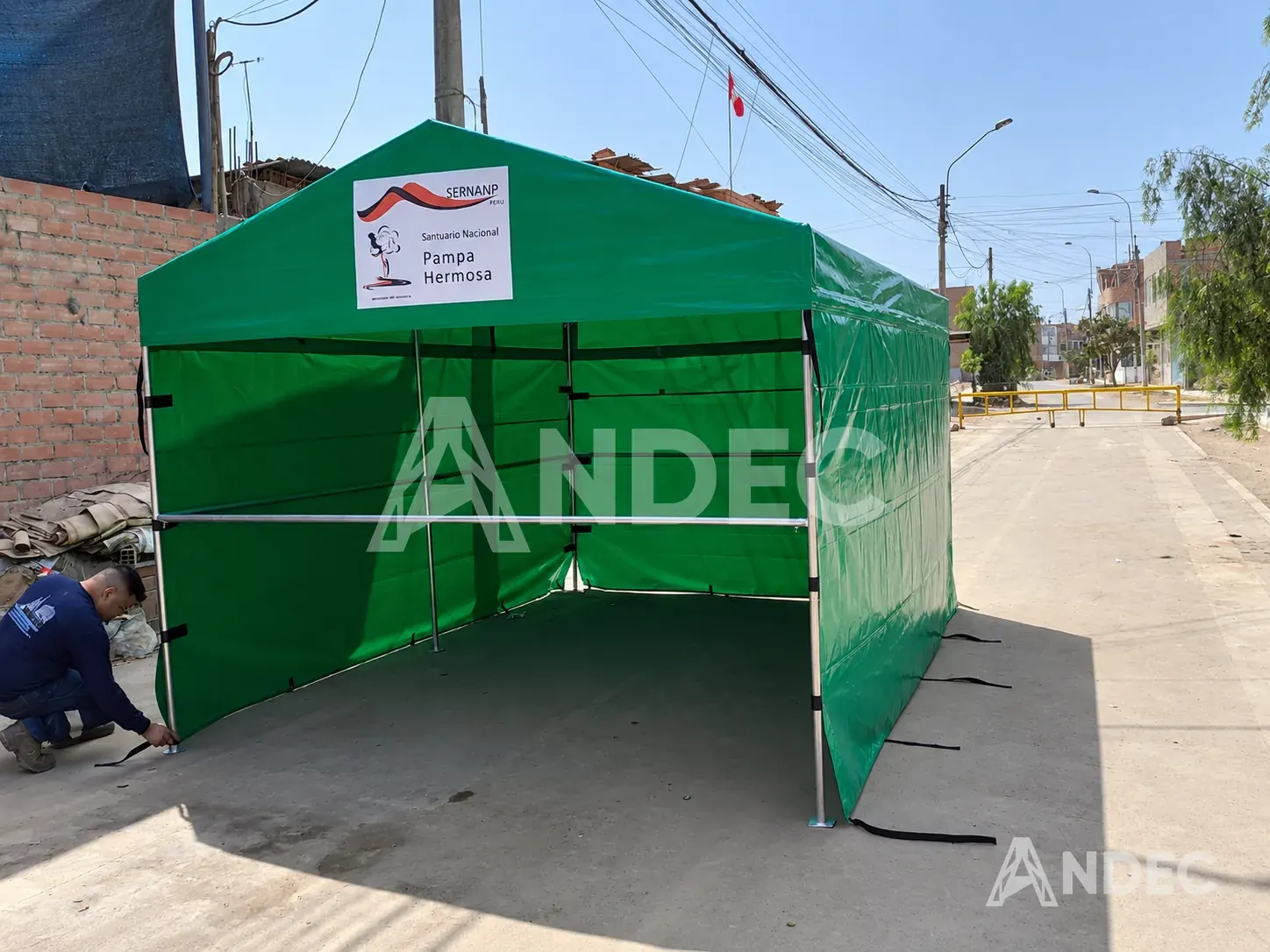 Carpa de campaña dos aguas en lona PVC ignífuga verde de 3 × 4 m con el frente abierto
