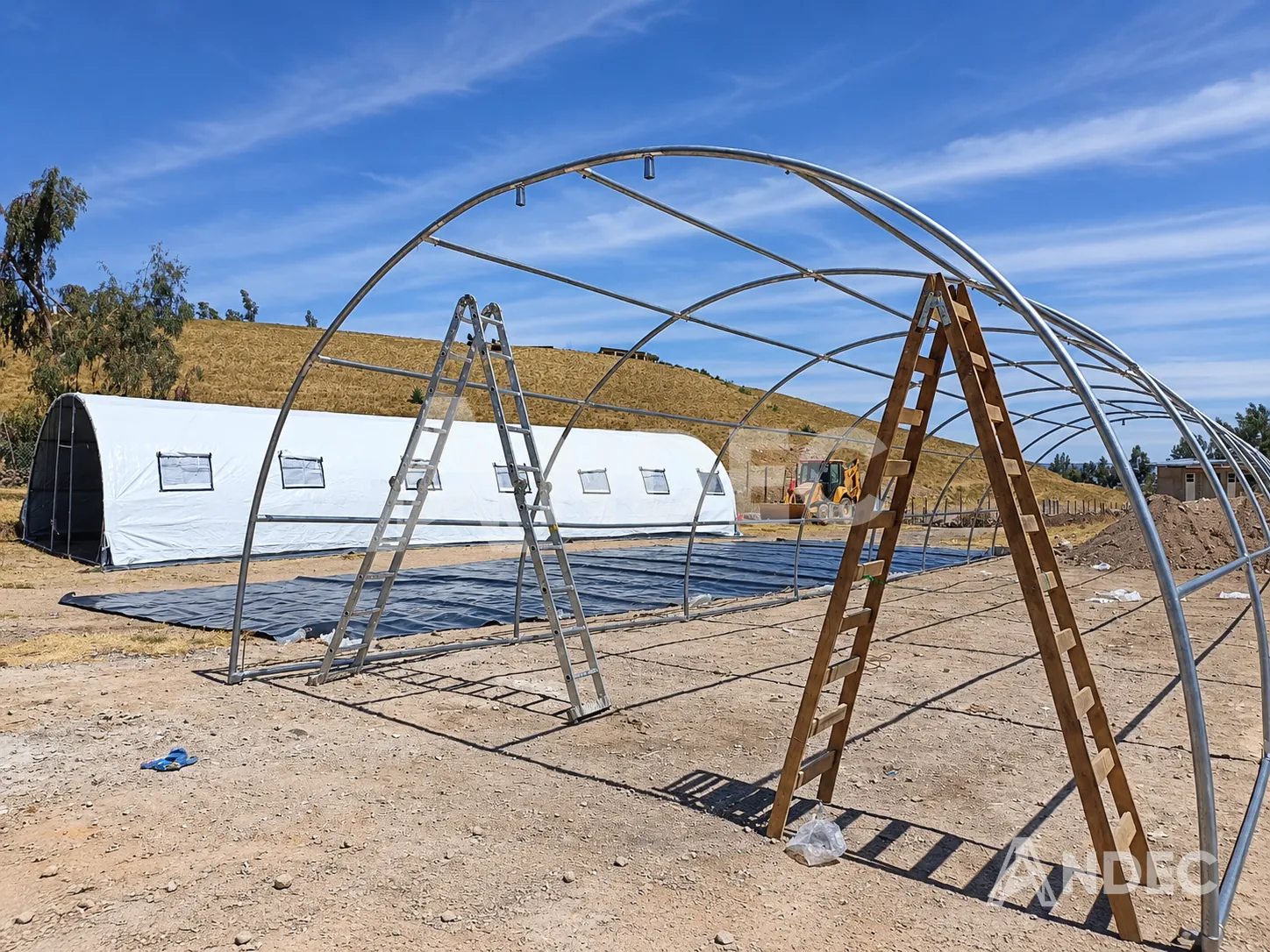 Carpa iglú 6 × 16 m · estructura de tubo galvanizado durante el montaje