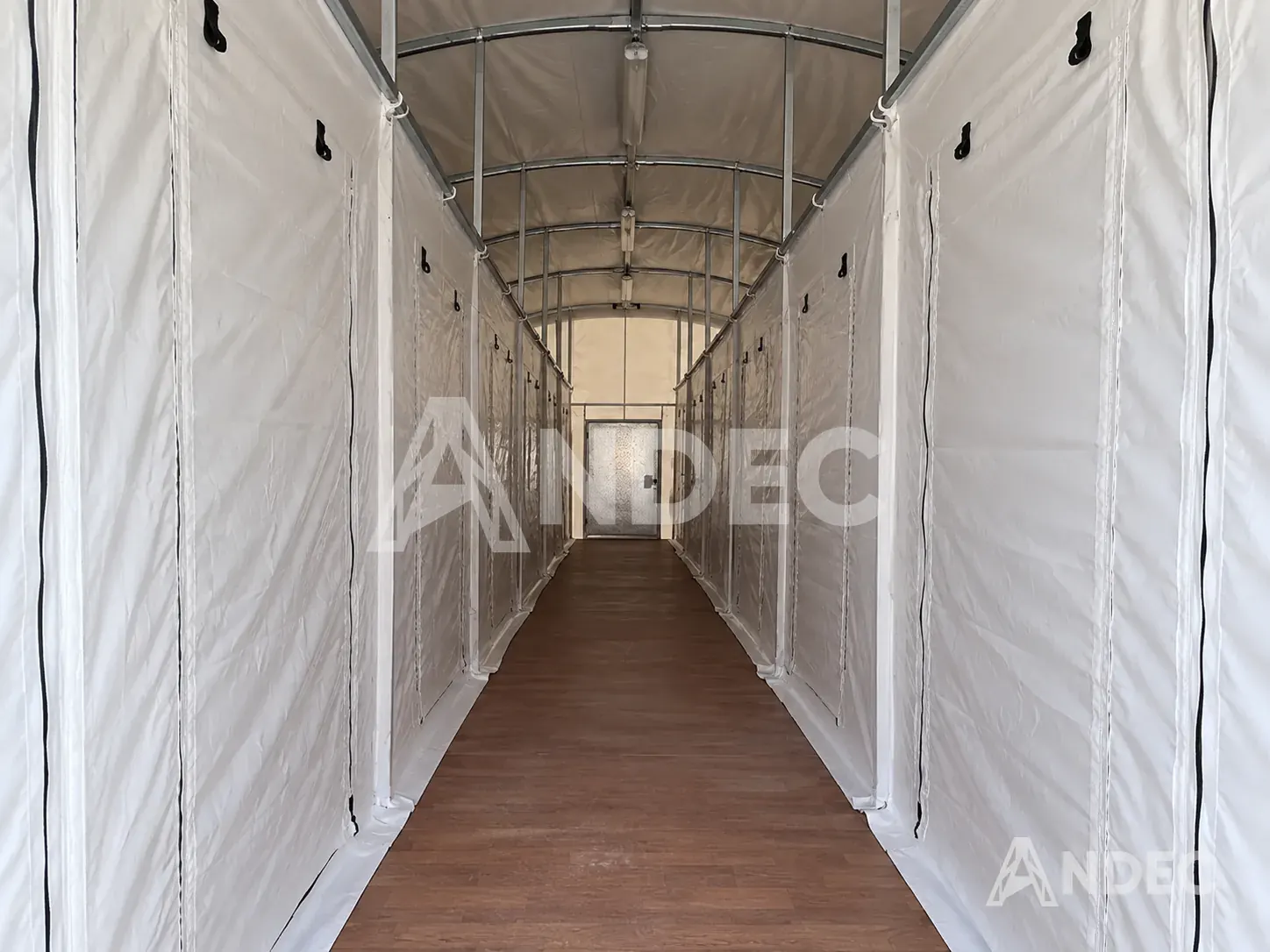 Carpa iglú 6 × 20 m · interior con plataforma de madera y piso vinílico