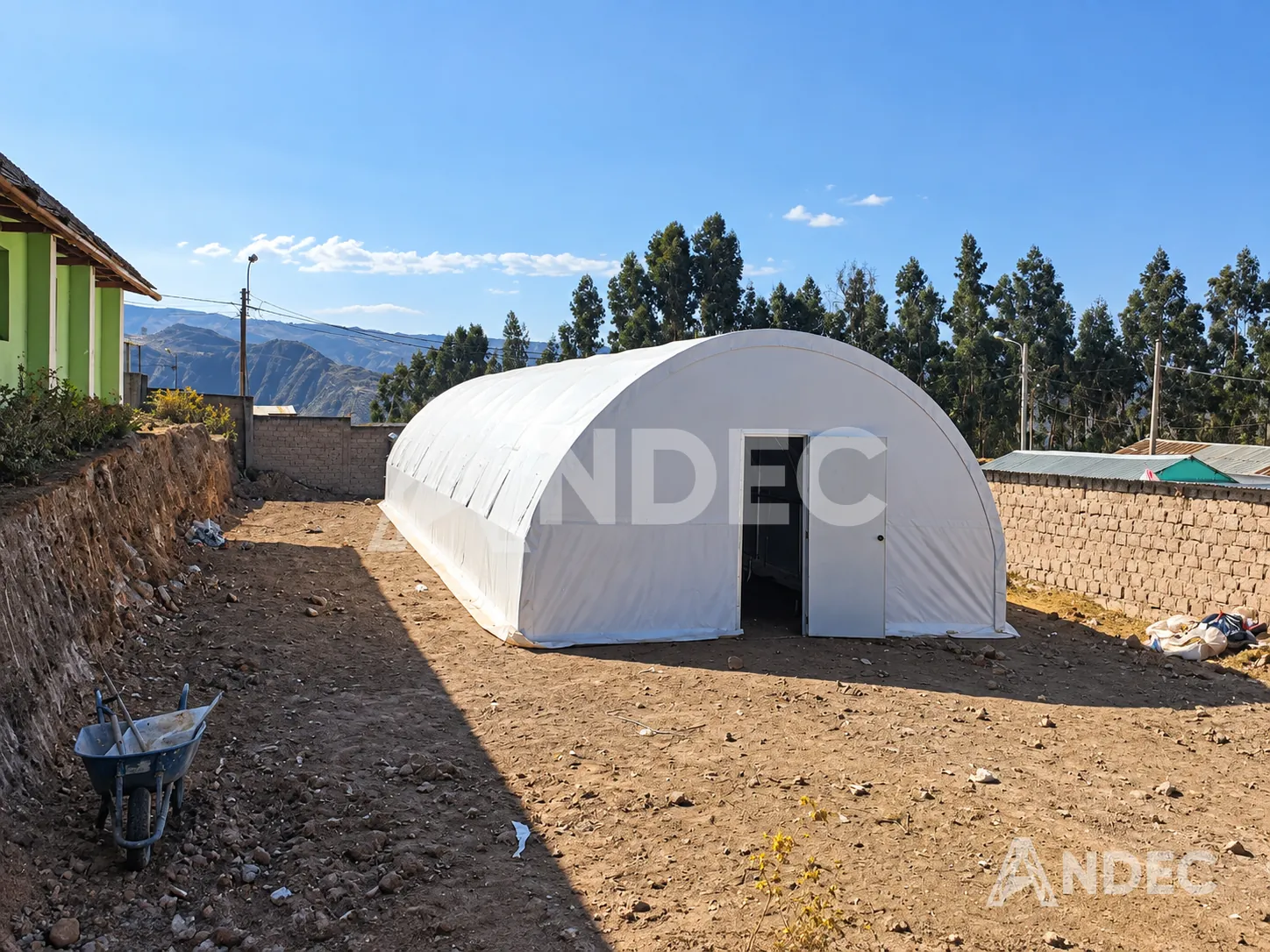Carpa iglú de 6 × 16 m en lona PVC blanca de 780 gr/m² con puerta, sobre terreno nivelado
