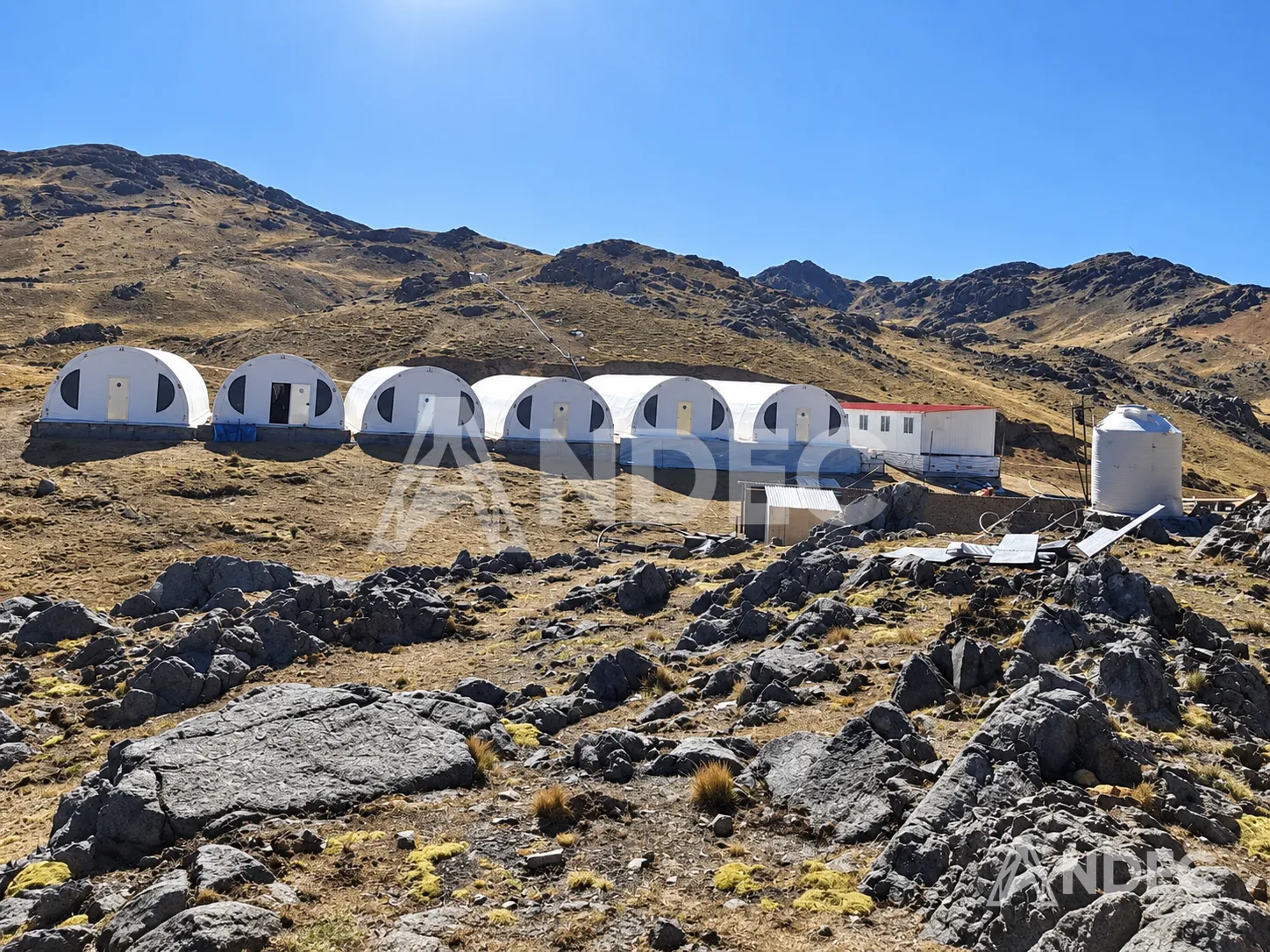 Carpa iglú 6 × 20 m · campamento de iglús en la sierra