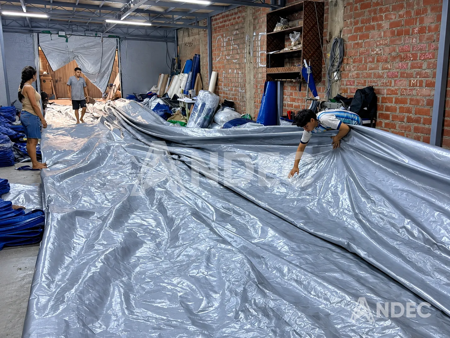 Confección de una manta de tarflex de gran formato en la planta de ANDEC
