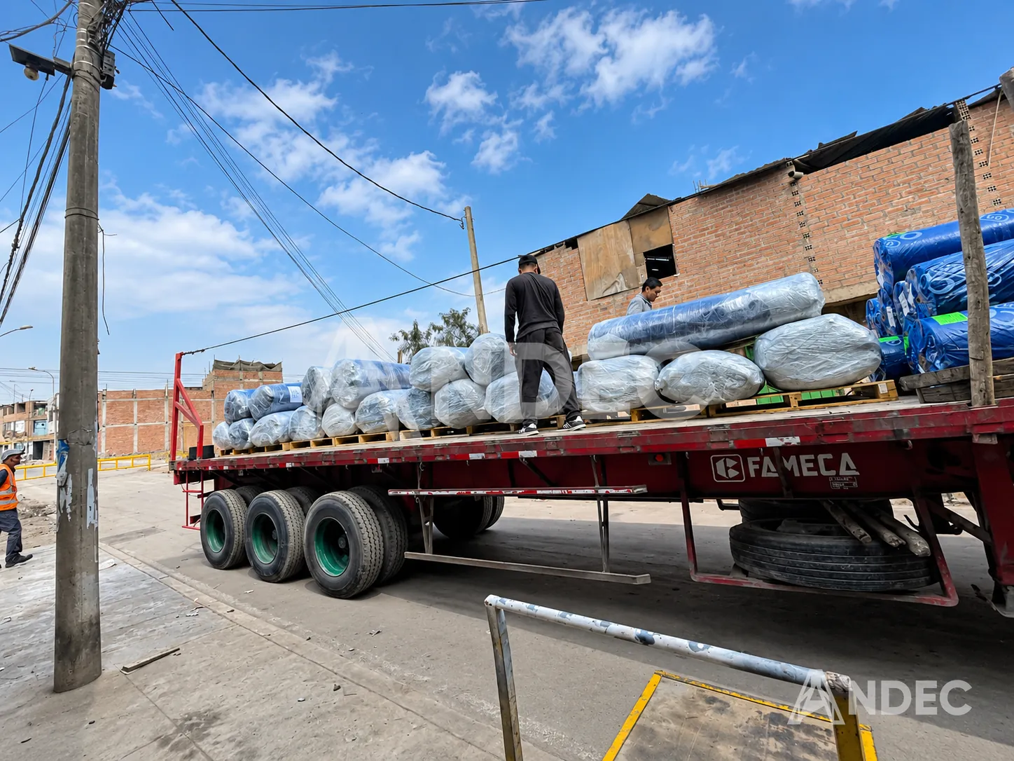 Camión cargado con rollos de manta de tarflex para despacho a todo el Perú