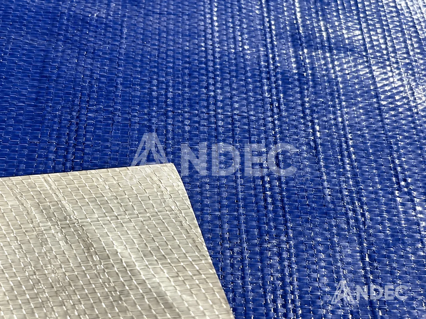 Textura del tejido de tarflex azul, plastificado por ambas caras