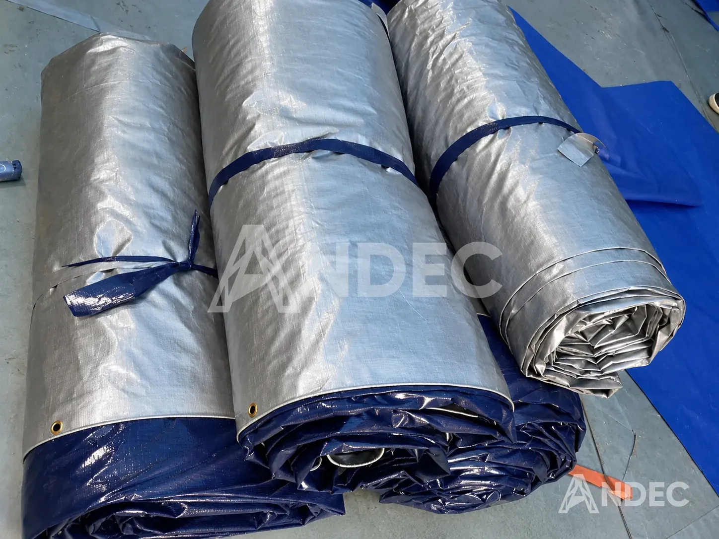 Rollos de manta de tarflex azul/plata terminados, listos para despacho