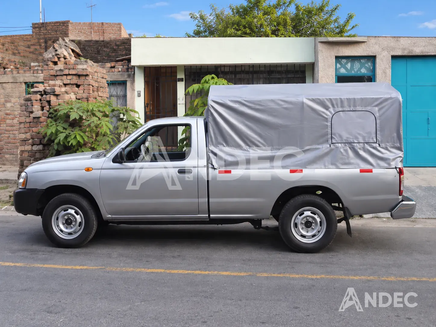 Cobertor gris a medida con ventana lateral sobre la tolva de una camioneta pickup
