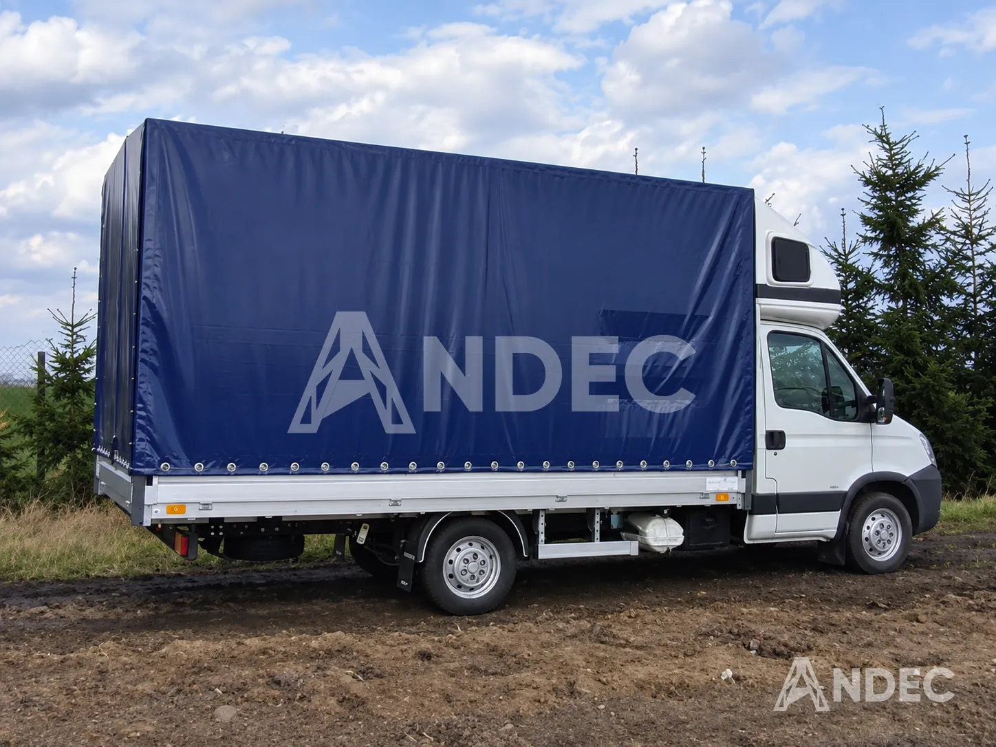 Toldo de lona PVC azul sobre arcos en la carrocería de un camión ligero de reparto