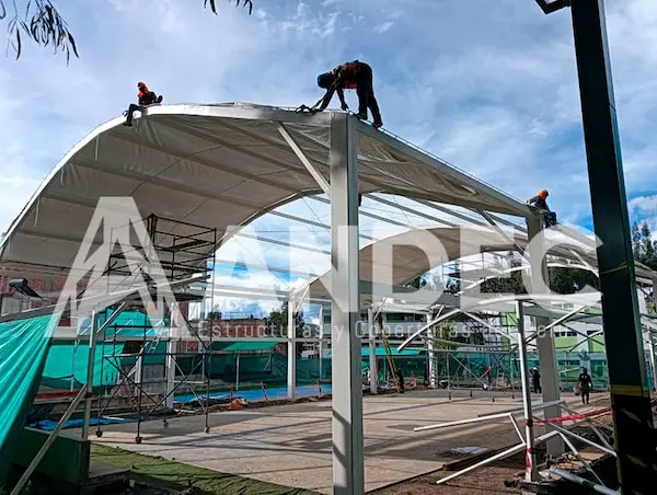 fabricación de estructura cobertura para complejo deportivo en lona pvc