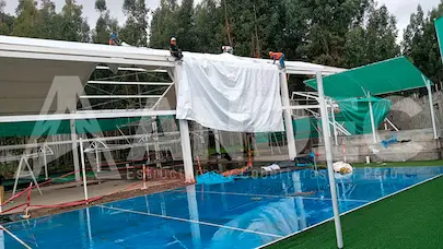 Montaje de toldo y cobertura con lona para losa deportiva