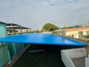 Cobertura de 155 m² en patio escolar con lona PVC azul impermeable