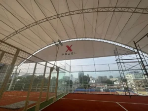 Cobertura completa del techo de un complejo deportivo de tenis con Lona PVC