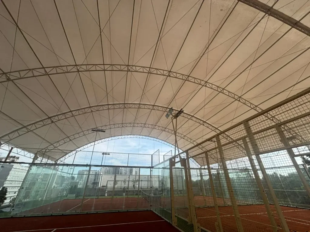 Cobertura completa del techo de un complejo deportivo con Lona PVC
