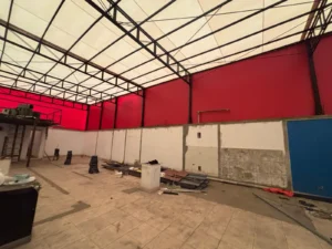 Cobertura de pared de almacén con lona PVC roja instalada