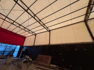 Cobertura de pared de almacén con lona PVC blanca instalada