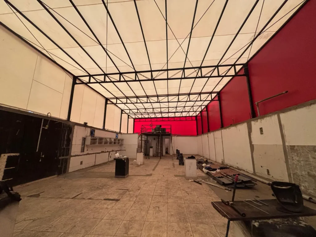 Cobertura de techo de almacén con lona PVC instalada