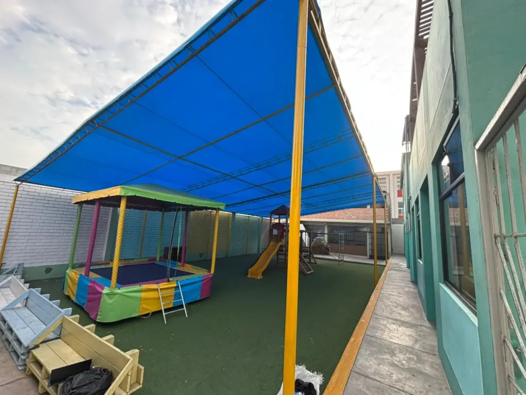 Instalación de cobertura de patio escolar con lona PVC azul de alta resistencia