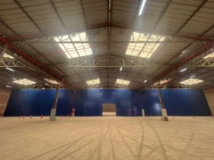 Pared lateral hecha con lona pvc color azul instalada