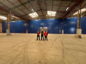 equipo de instalacion de pared lateral en lona PVC azul para un almacen